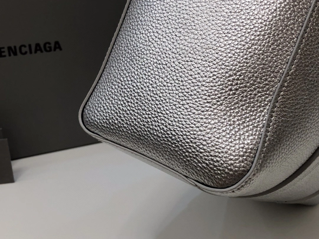 B. everyday tote item:B-B00A2427